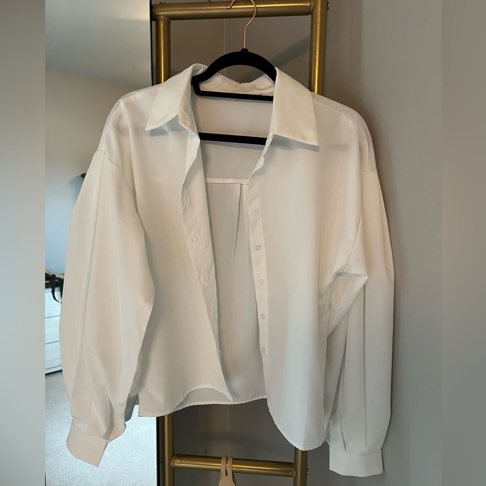 White blouse with pouf sleeves